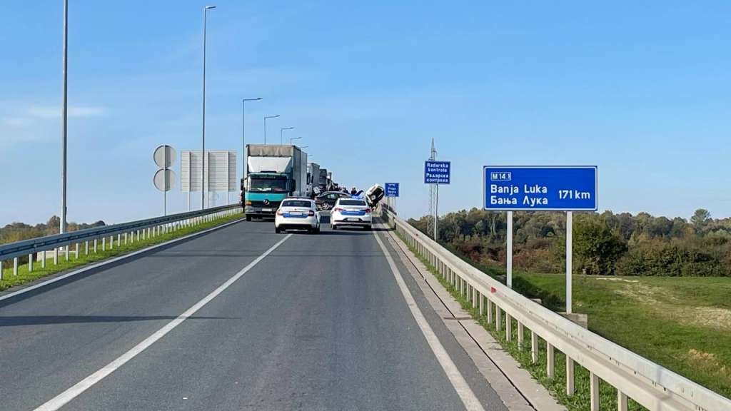 Teška saobraćajna nesreća Brčkom, povrijeđeno pet osoba