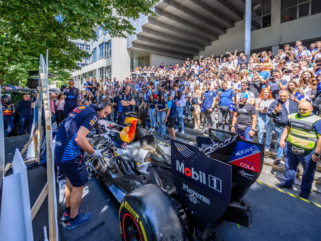 Tim Red Bull Racinga posjetio Mašinski fakultet i održao predavanje studentima