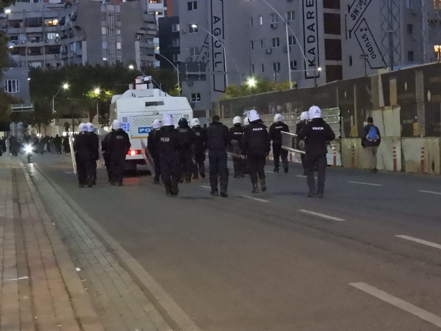 Tirana gori: Oklopna vozila na ulicama, 58 osoba danas pred sudom