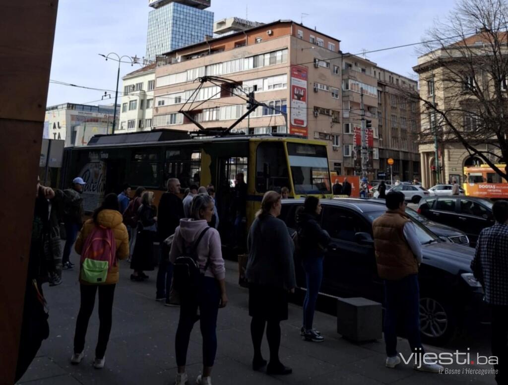 Tramvaji u Sarajevu obustavljeni zbog parkiranih vozila na šinama