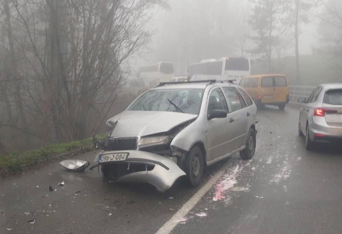 Tri osobe povrijeđene u saobraćajnoj nesreći kod Tuzle