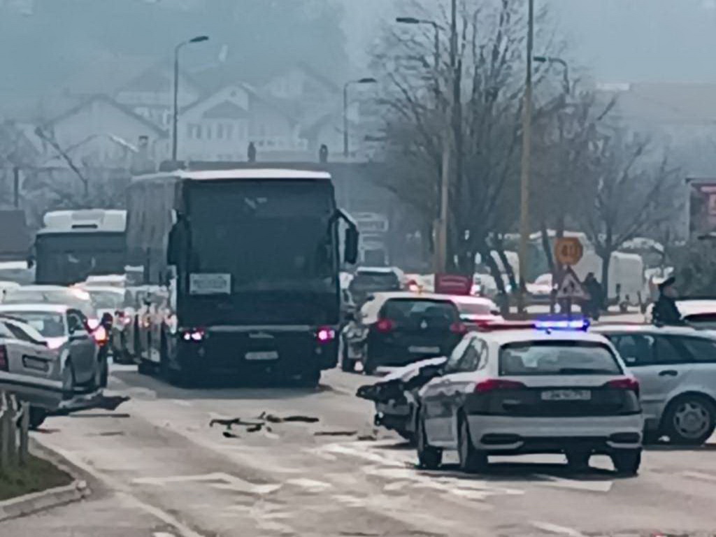 Tri osobe povrijeđene u sudaru na raskrsnici u tuzlanskom naselju Sjenjak