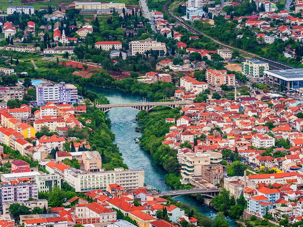 Tučnjava više osoba kod škole u Mostaru