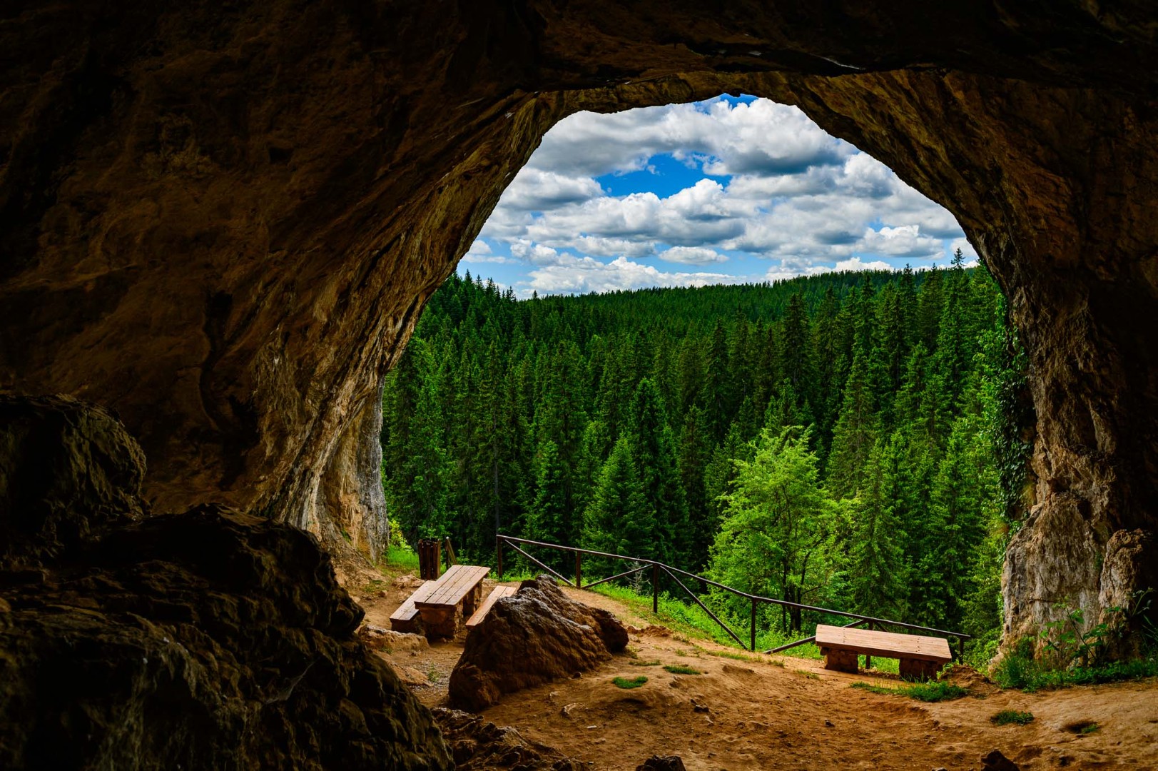 Turisti iz cijelog svijeta posjećuju Trebević, Vrelo Bosne, Bijambare, Skakavac, Bentbašu...