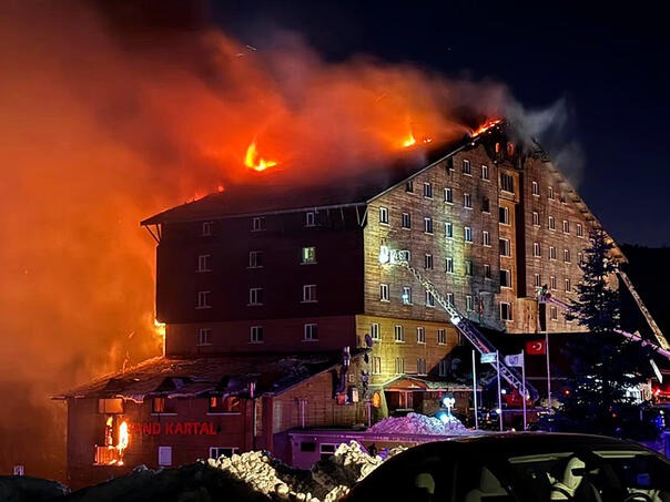 Turska: Uhapšeni vlasnik, direktor i zamjenik gradonačelnika zbog požara u hotelu na skijalištu