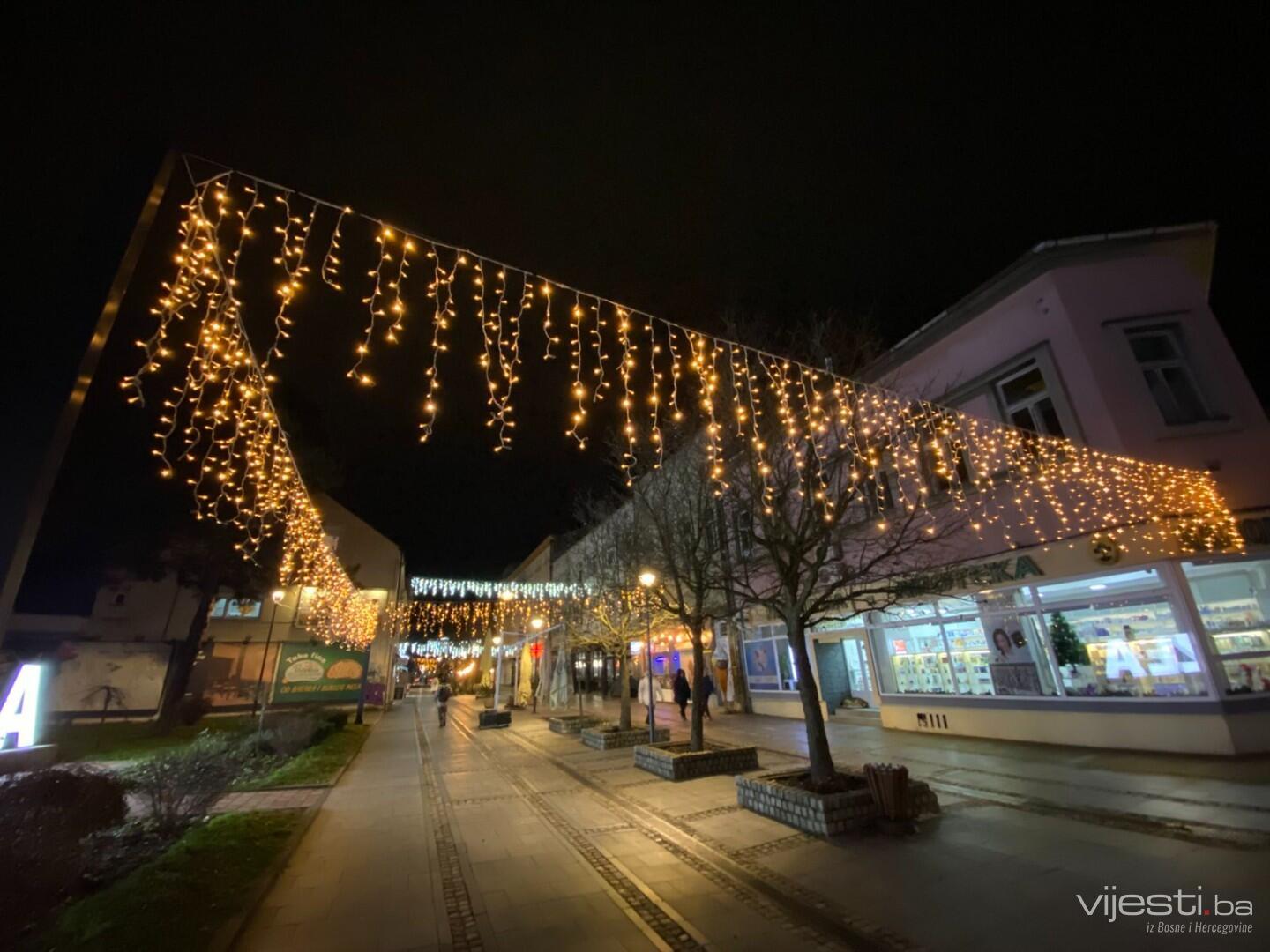 Tuzla u duhu praznika: Već okićene ulice, Trg slobode i Centralni park