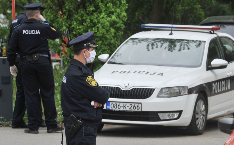 Tuzla: Unuk nasmrt pretukao djeda, nana teško povrijeđena