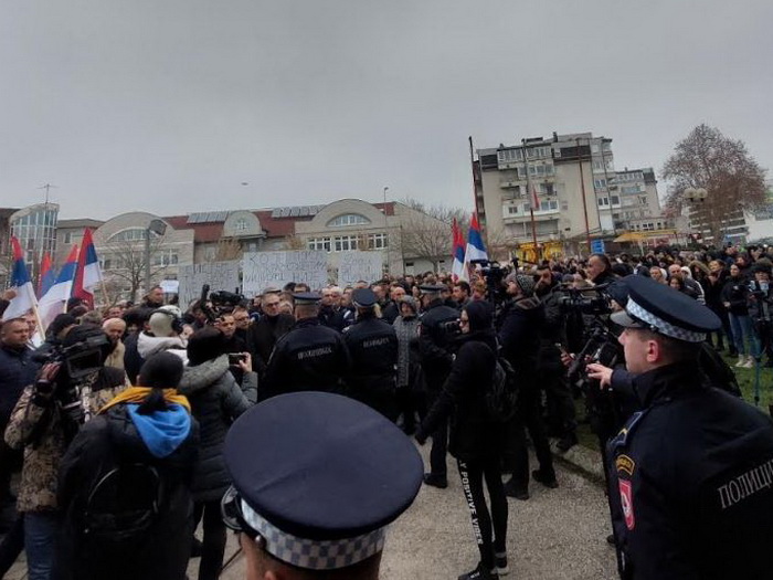 U Bijeljini se održavaju protesti zbog hapšenja gradonačelnika Ljubiše Petrovića