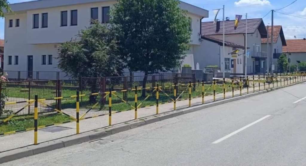 U Brčkom postavljene nove zaštitne ograde ispred škola