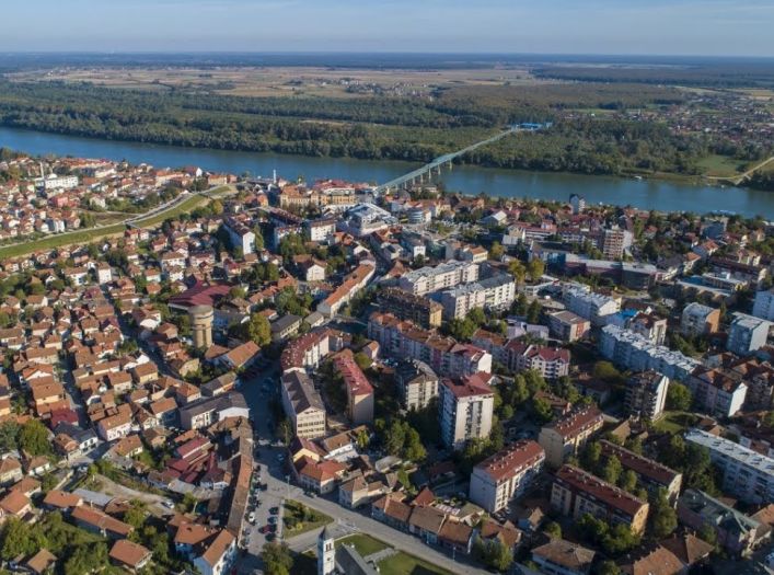 U centru Brčkog izgorio automobil marke Audi A6