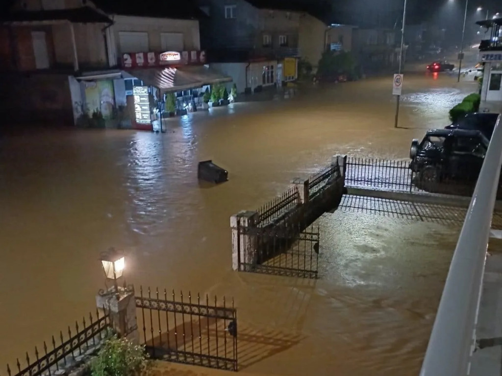 U Kiseljaku odgođena nastava, poplavile brojne porodične kuće