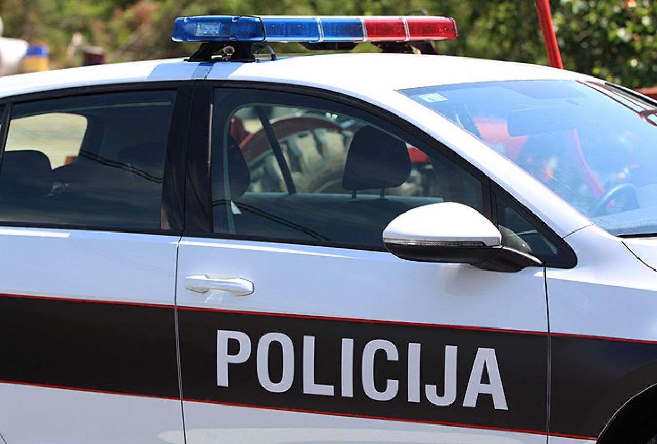 U kući u Travniku policija pronašla veću količinu speeda, streljivo i novac