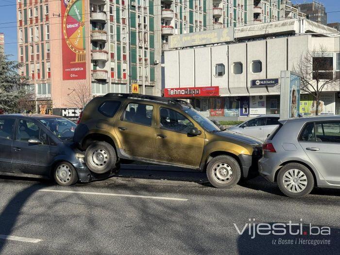 U lančanom sudaru u Sarajevu učestvovalo 10 vozila, grad paralisan