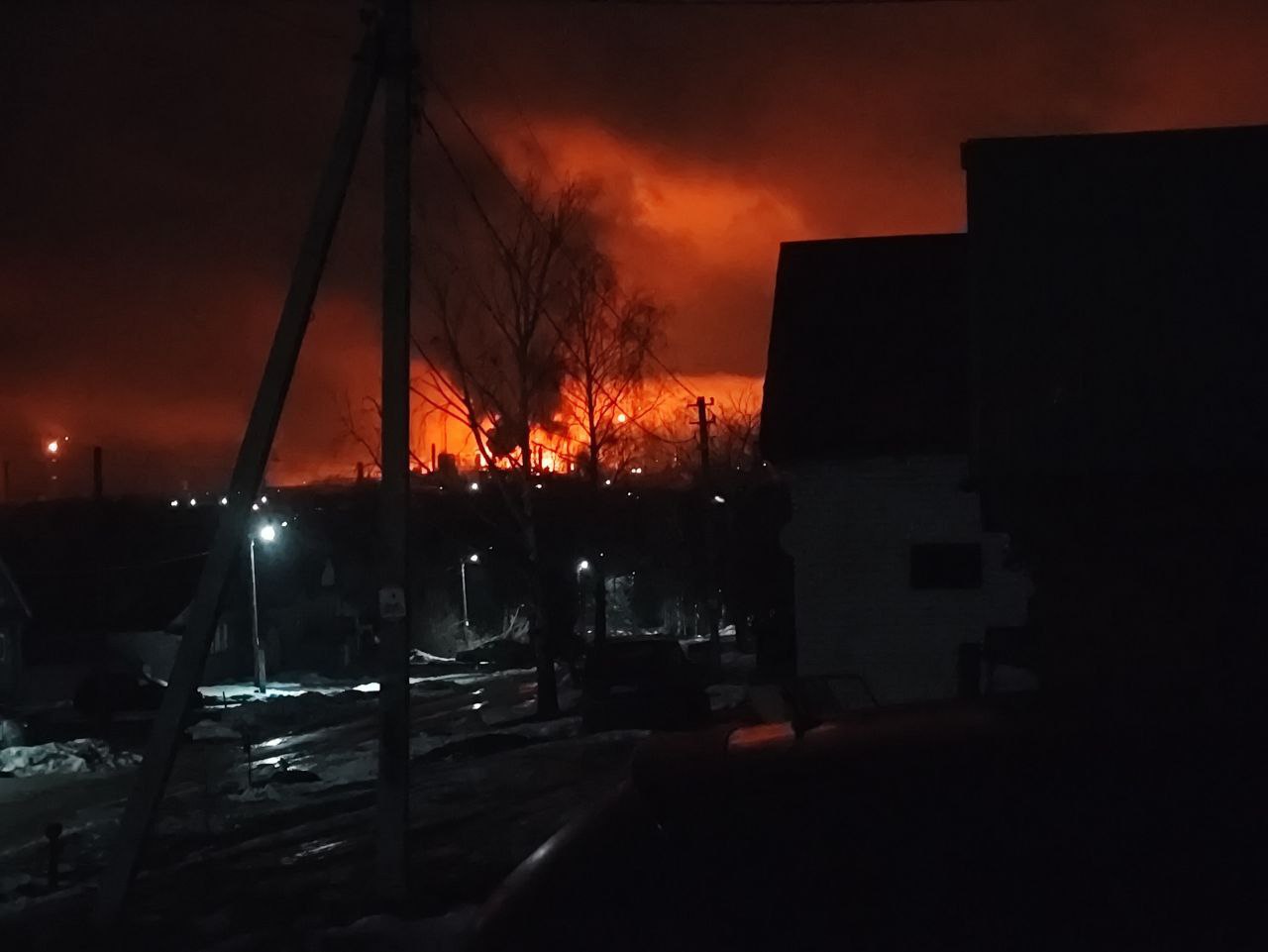 U napadu ukrajinskog drona duboko u Rusiji zapalila se rafinerija nafte