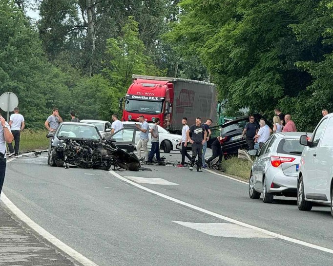 U nezgodi u Doboj Jugu povrijeđene dvije osobe, saobraćaj obustavljen