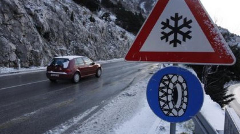 U planinskim predjelima zaleđen kolovoz, u jugozapadnoj Bosni jaki udari vjetra