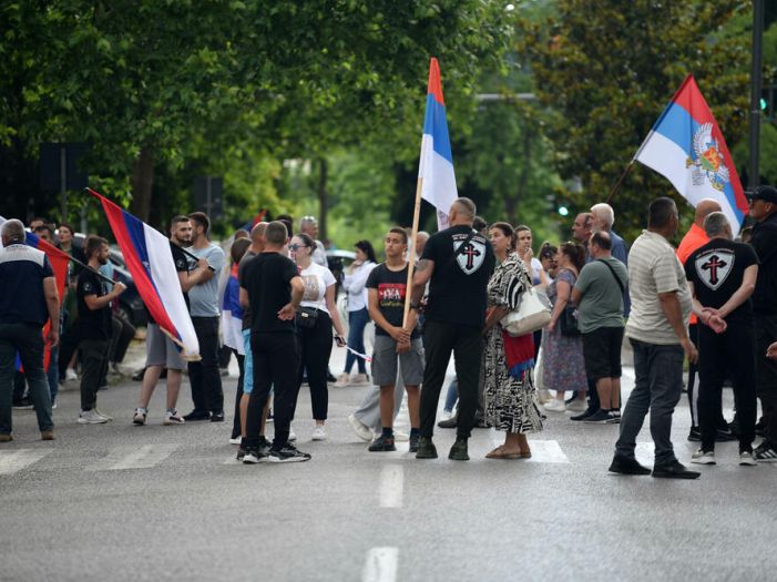 U Podgorici i večeras prosrpski protesti zbog Rezolucije, skandiralo se ime zločinca Mladića