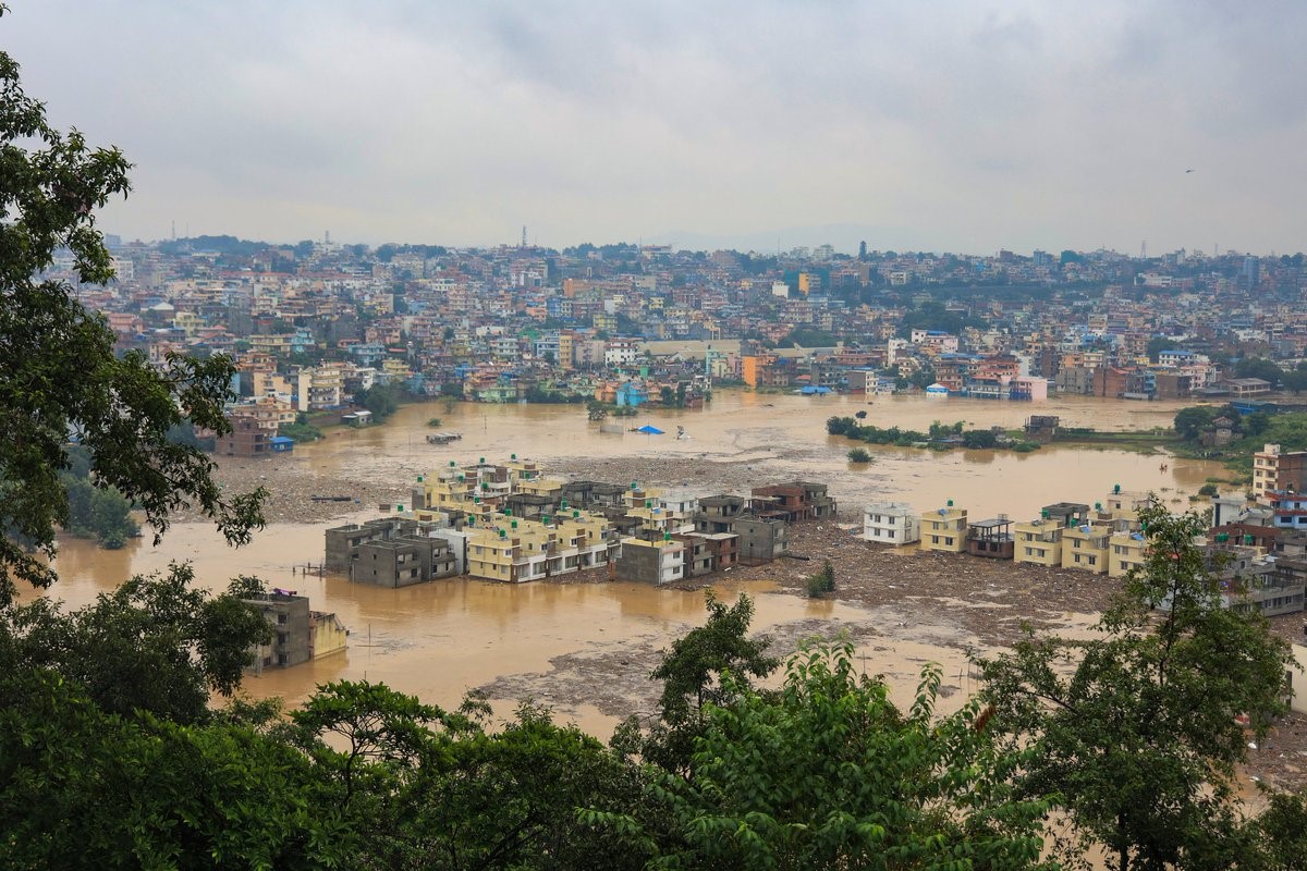 U poplavama u Nepalu poginulo najmanje 100 osoba, 67 nestalih