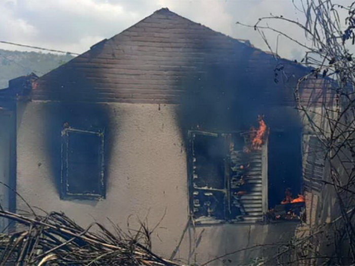 U požaru u Čapljini jedna kuća u potpunosti izgorjela, druga spašena