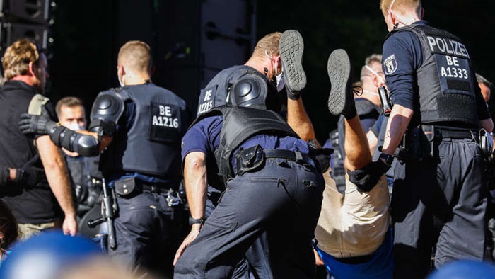 U razbijanju protesta u Berlinu povrijeđeno 18 policajaca