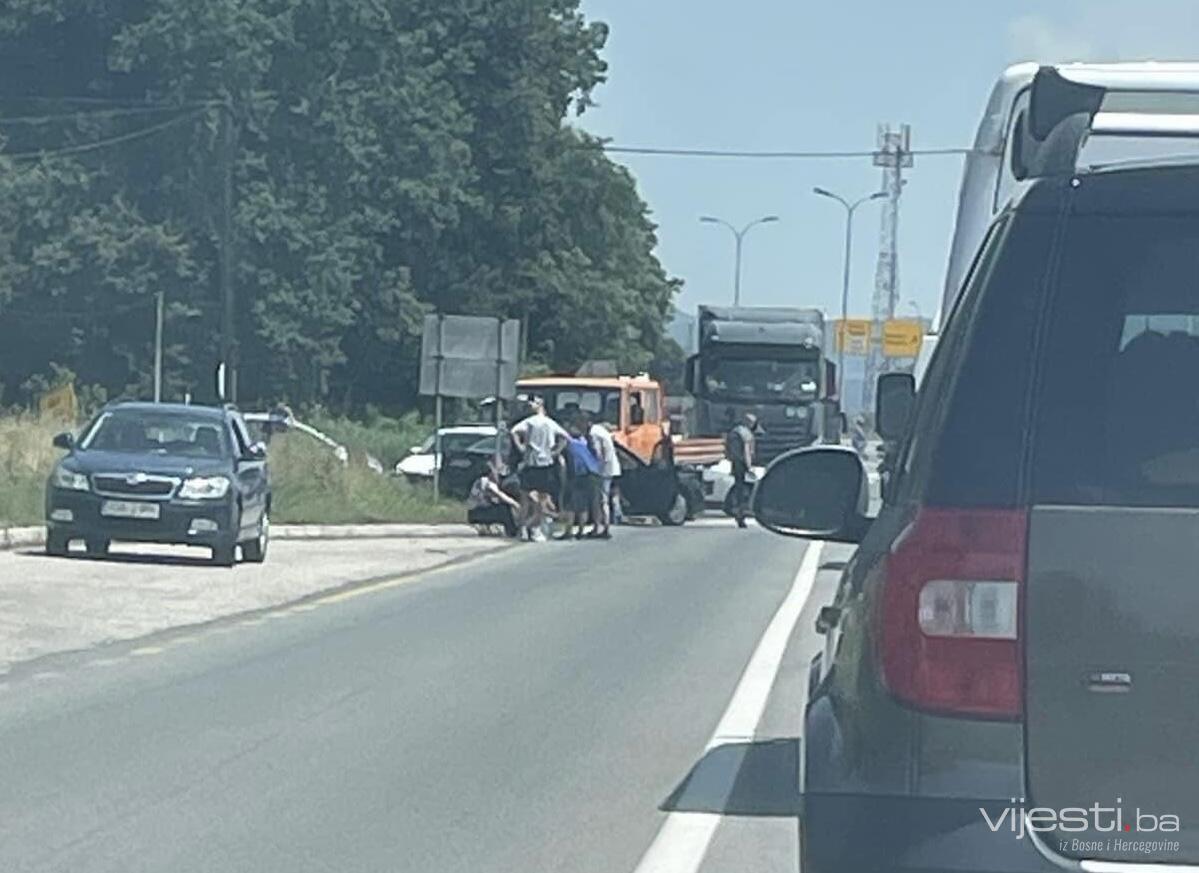 U saobraćajnoj nesreći u tuzlanskom naselju Šići povrijeđeno više osoba
