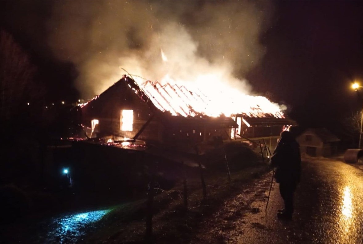 U selu kod Banja Luke gorjela štala, vatrogasci intervenisali pet sati