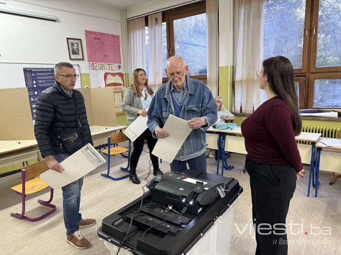 Posjetili smo biračko mjesto u Tuzli na kojem se koristi optički skener