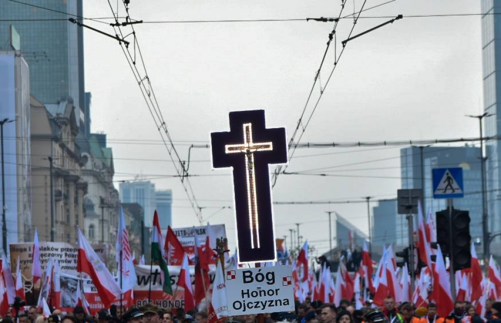 U Varšavi desetine hiljada okupljenih skandiralo parole protiv EU