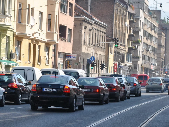 U većem dijelu BiH saobraća se po pretežno suhom i mjestimično vlažnom kolovozu