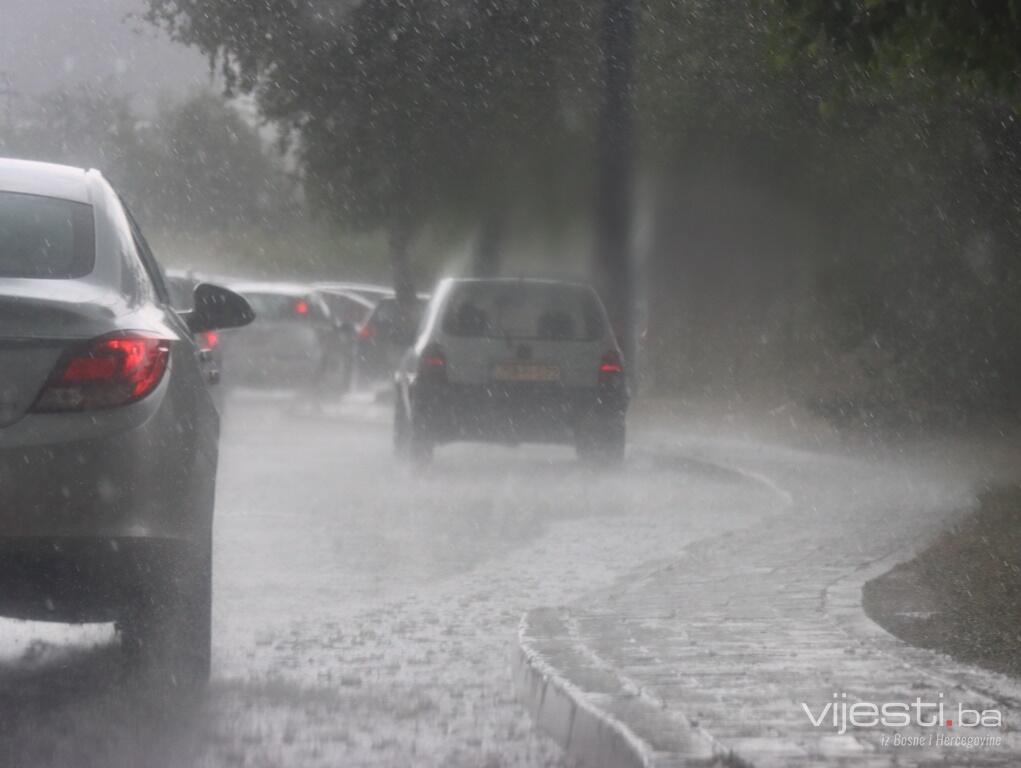 U većem dijelu Bosne usporen saobraćaj zbog kiše, oprez zbog odrona