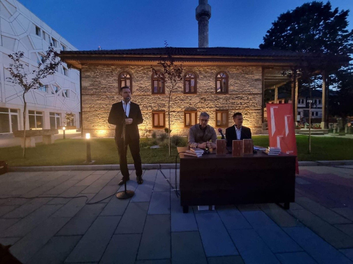 U Zenici održana promocija knjige 'Zbjeg' Hasana Nuhanovića