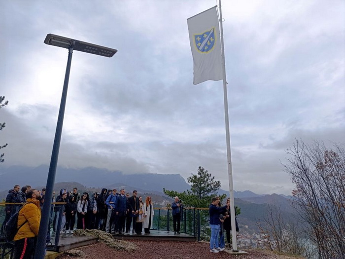 Učenici generacije na jarbol na Vrtaljici podigli prvu zastavu Republike BiH