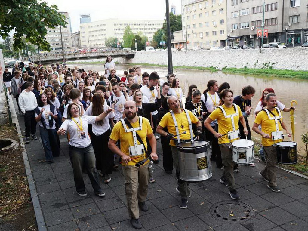 Učesnici 12. Juventafesta prodefilovali od Ajfelovog mosta do Pozorišta mladih Sarajevo