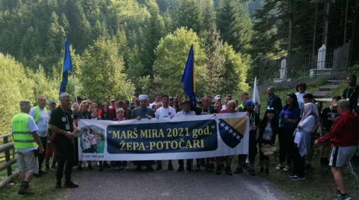 Učesnici marša mira Žepa – Srebrenica na putu prema Potočarima