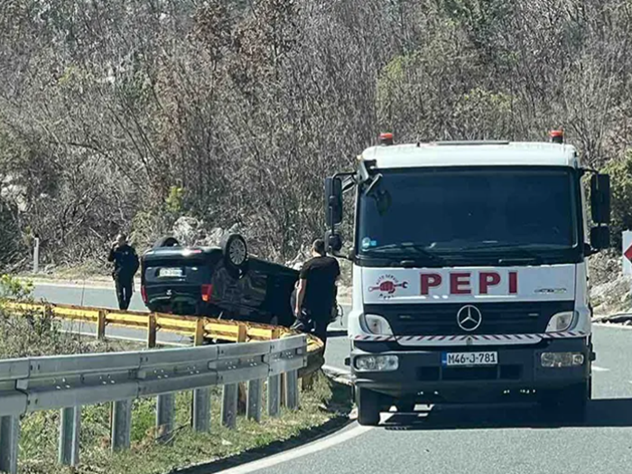 Udes na putu Trebinje-Bileća, prevrnuo se automobil