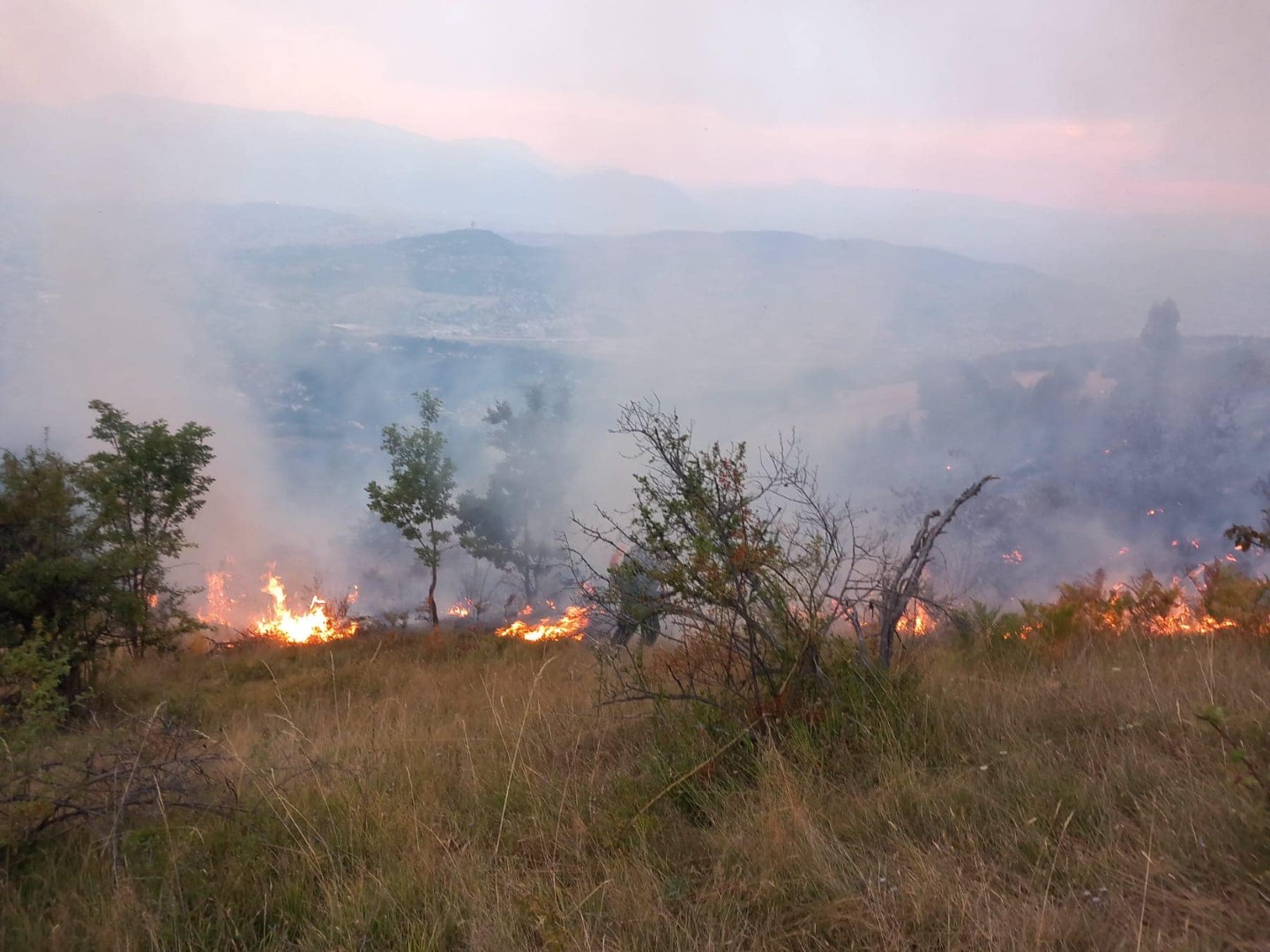 Ugašen požar na Baricama, Čavljaku i Mrkovićima: DVD Vratnik na terenu