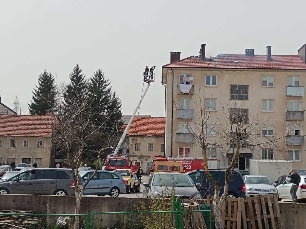 Ugašen požar na zgradi u centru Tomislavgrada