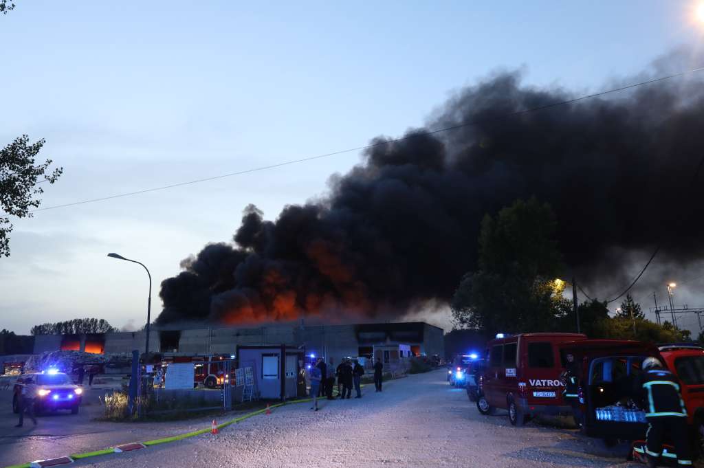 Ugašen veći dio požara koji je planuo u kompaniji EKO FLOR u Zaprešiću