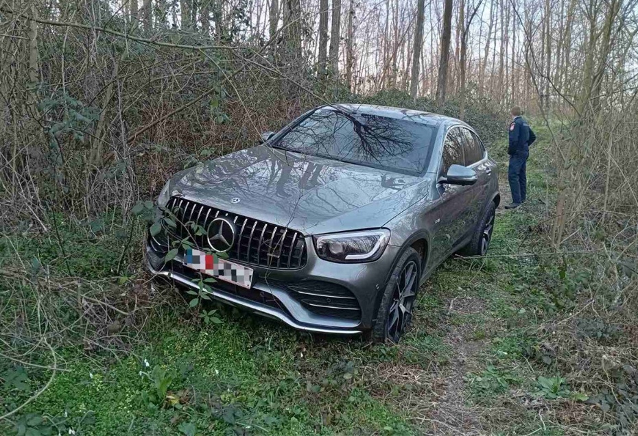 Ukradeni skupocjeni mercedes pronađen na šumskom putu