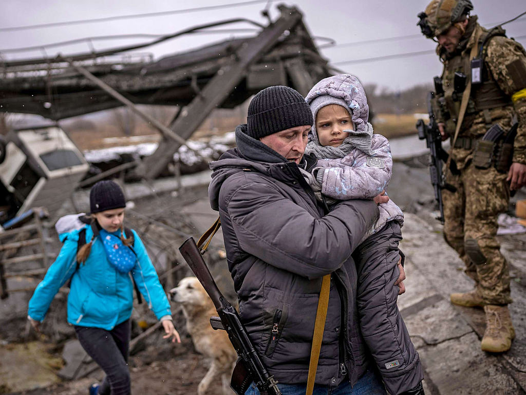 Ukrajinski civili umorni od rata napuštaju domove