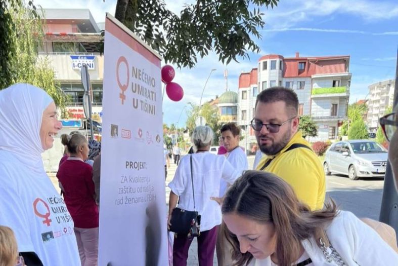 Ulična akcija u Cazinu: Za kvalitetniju zaštitu žena od nasilja u FBiH