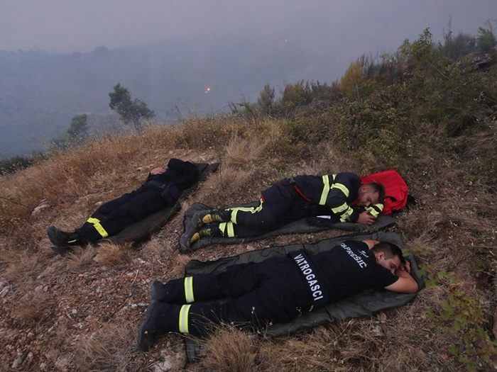 Umorni vatrogasci dočekali jutro na požarištu podno Biokova