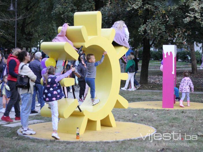 Uprkos protivljenju građana, otvoren Ćirilični park u Banjaluci