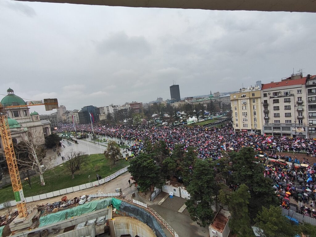 UŽIVO: Počeo masovni protest u Beogradu, građani pristižu u velikom broju