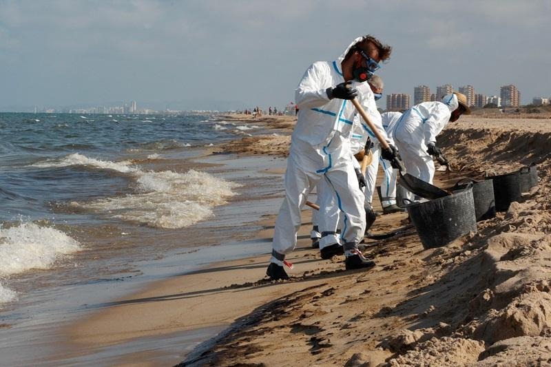 Valencia zatvorila tri plaže zbog naftne mrlje