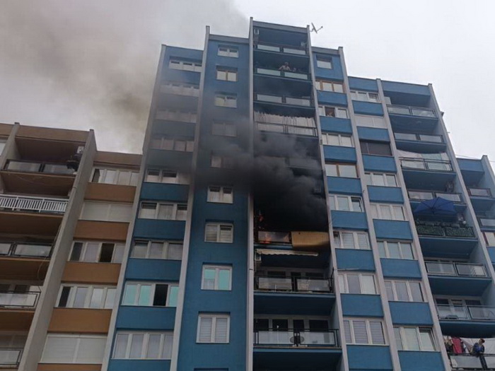 Vatra zahvatila stan u centru Goražda, vatrogasci na terenu