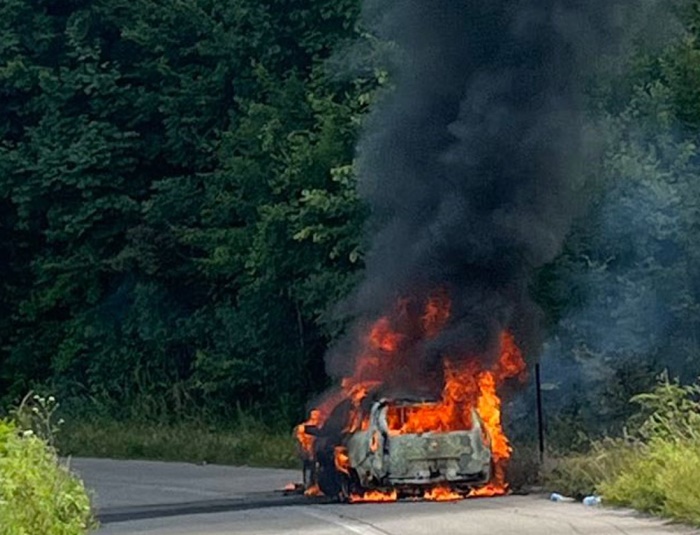 Vatrena stihija guta automobil na putu Banjaluka-Kneževo