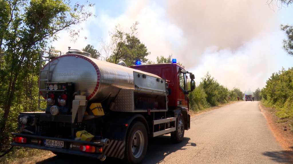 Vatrogasci cijelu noć gasili požar kod Mostara, još uvijek je aktivan