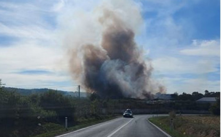 Vatrogasci satima gasili požar na deponiji u Gradačcu