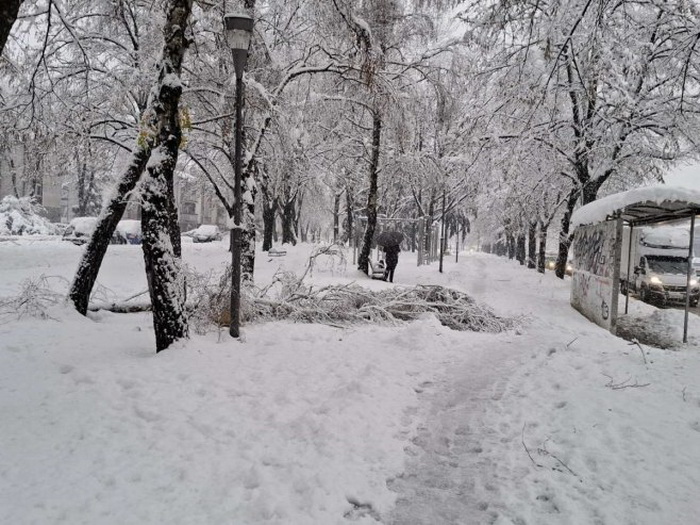 Većina ulica i gotovo svi trotoari u Banjaluci neraščićeni